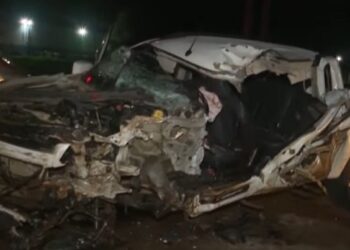 Grave acidente entre caminhonete e caminhão deixa jovem entre ferragens na BR-364 em Rio Branco