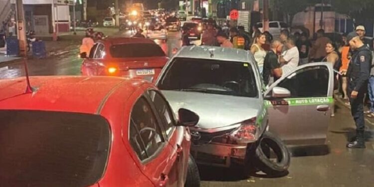 Motorista com sinais de embriaguez invade contramão e causa acidente com quatro veículos em Brasiléia