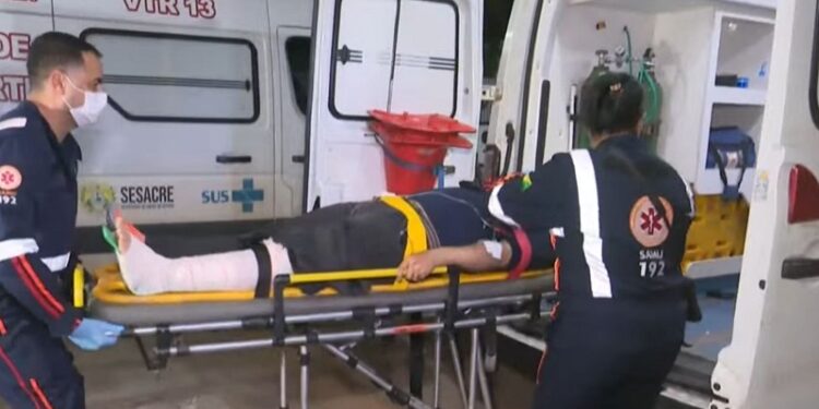 Colisão deixou dois motociclistas feridos na Rua Formosa na noite de quinta-feira