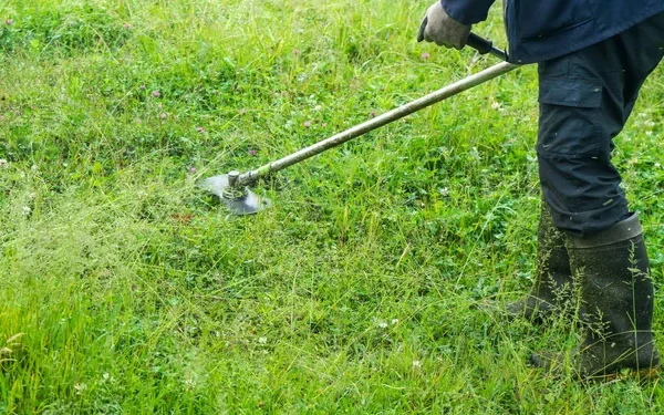 Homem morre após lâmina de roçadeira se desprender durante trabalho no interior do Acre