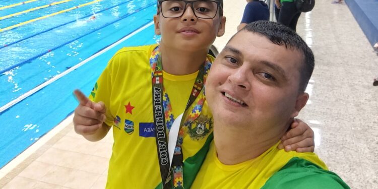 Da caixa d’água às grandes piscinas: conheça Vitor Emanuel, o menino autista que virou medalhista