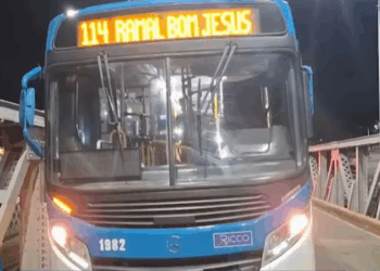 Mulher e criança caem de ônibus após porta abrir em movimento na Ponte Metálica em Rio Branco