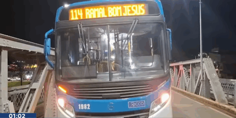 Mulher e criança caem de ônibus após porta abrir em movimento na Ponte Metálica em Rio Branco