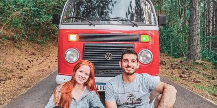 Casal gaúcho troca rotina por estrada e cruza a América do Sul em Kombi adaptada