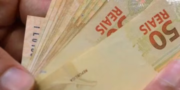 Salário mínimo de 2026 ficará em R$ 1.621; cálculo considera inflação e PIB