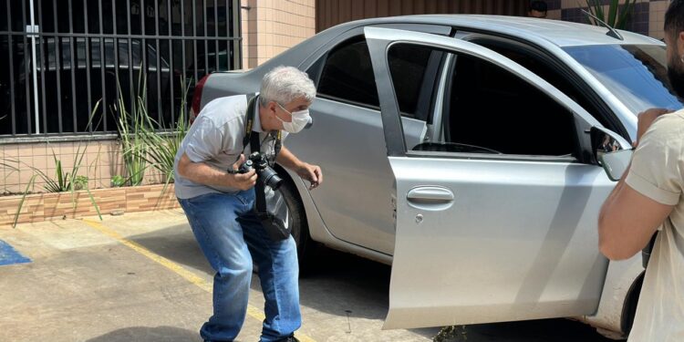 Polícia realiza perícia em carro de colunista social morto em Rio Branco