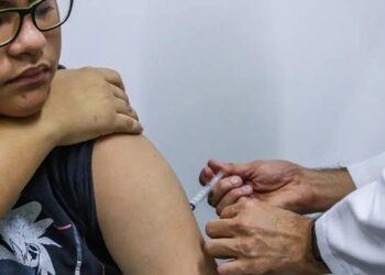 Jovens de 15 a 19 anos podem se vacinar contra HPV até junho de 2026