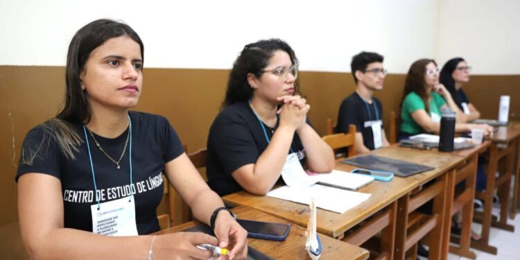 Governo do Acre amplia cursos de inglês e espanhol a distância para mais três municípios em 2026