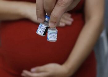 Acre recebe 3,8 mil doses da nova vacina contra bronquiolite para gestantes; aplicação começa na segunda