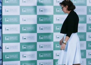 Câmara rejeita cassação da deputada Carla Zambelli