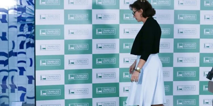 Câmara rejeita cassação da deputada Carla Zambelli