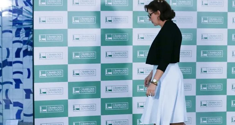 Câmara rejeita cassação da deputada Carla Zambelli