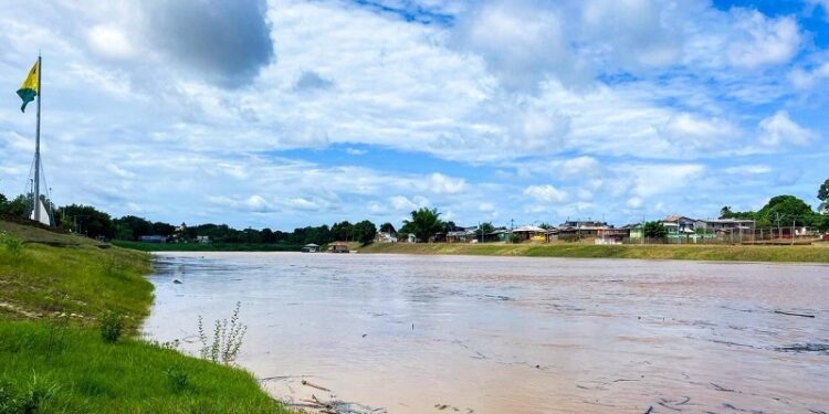 Rio Branco atua para amenizar impactos diante da alta turbidez no rio Acre