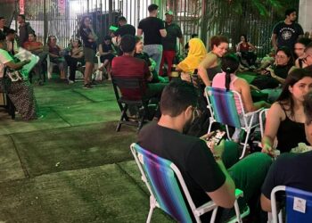 Com prazo apertado, aprovados disputam fichas e madrugam em fila para inspeção médica do concurso da Educação