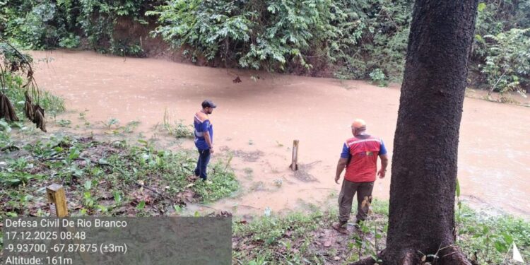 Chuvas intensas alagam bairros e colocam Rio Branco em alerta para risco de enchentes