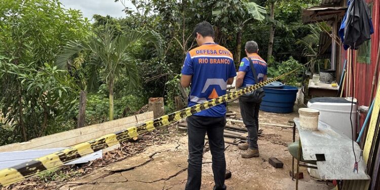 Doze horas seguidas de chuva provocam alagamentos e colocam bairros de Rio Branco em alerta