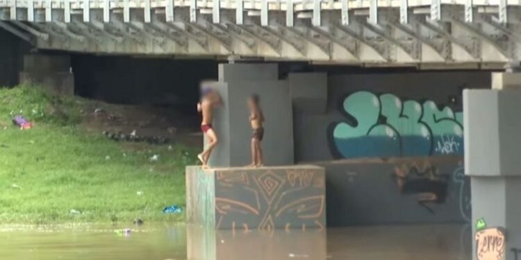 Bombeiros alertam para perigo de banhos no rio Acre em meio à cheia