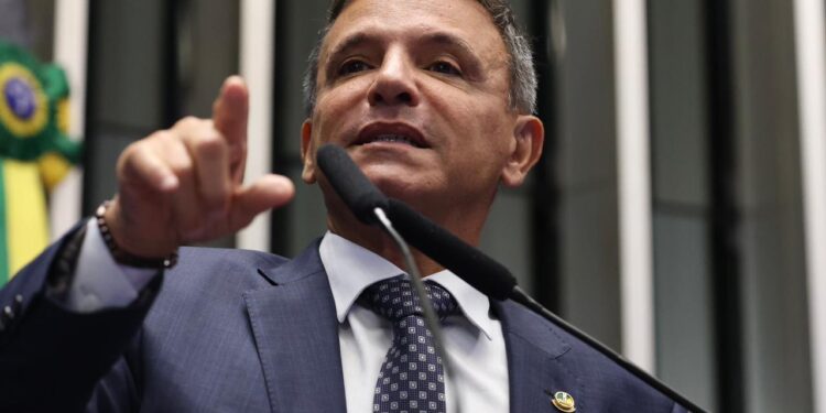 No Senado, Marcio Bittar defende redução de penas e volta a pedir anistia aos presos do 8 de janeiro