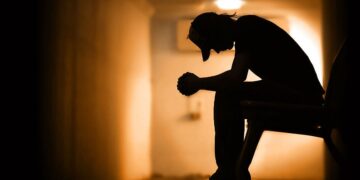 Suicídio entre jovens preocupa pesquisadores e expõe falhas na rede de saúde mental