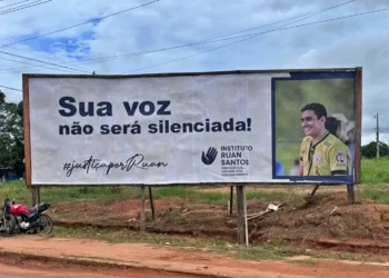 Pai de jovem árbitro morto em acidente acorrenta moto destruída e espalha outdoors por justiça no Acre