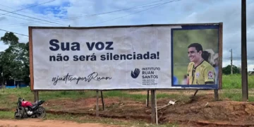 Pai de jovem árbitro morto em acidente acorrenta moto destruída e espalha outdoors por justiça no Acre