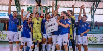 Chelsea comemora o título da 6ª Copa TV Gazeta de Futsal após vitória por 3 a 1 sobre o Fluminense da Bahia. - Imagem: Glauber Lima