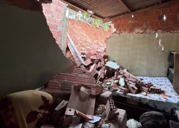 “Grato pelo livramento”: parede de quarto desaba durante a madrugada e quase atinge morador em Rio Branco