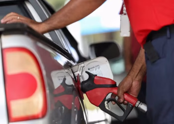 Petrobras anuncia redução de 5,2% no preço da gasolina para distribuidoras