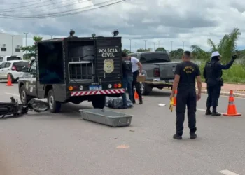 Idoso de 65 anos morre após acidente entre moto e caminhonete na Via Chico Mendes