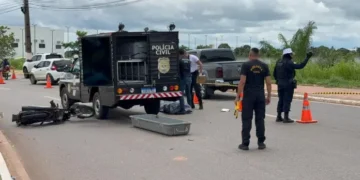 Idoso de 65 anos morre após acidente entre moto e caminhonete na Via Chico Mendes