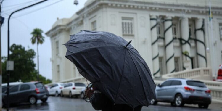Chuva intensa alaga ruas, eleva igarapés e deixa Defesa Civil em alerta em Rio Branco