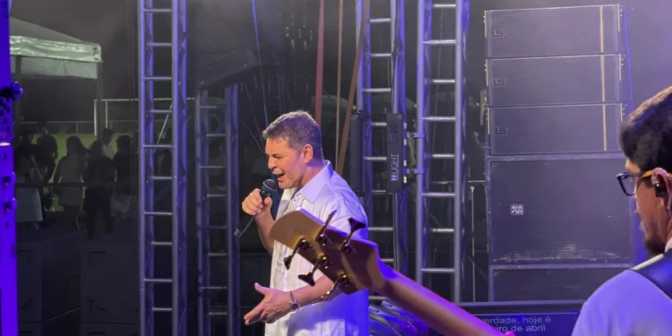 “Que show lindo”: Eduardo Costa agradece público de Cruzeiro do Sul após Réveillon no Juruá