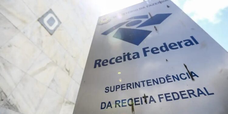 Receita nega aumento de imposto para professores com novo piso
