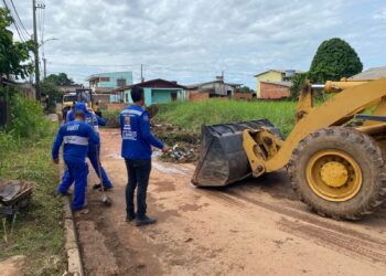 Prefeitura inicia limpeza nos bairros atingidos após vazante do Rio Acre em Rio Branco