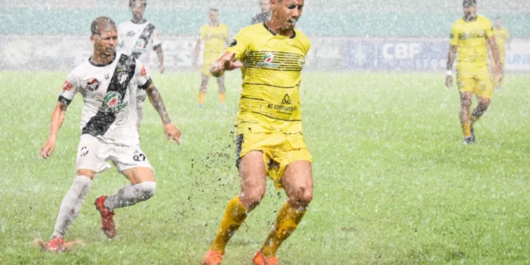 Com chuva e gol olímpico, segunda rodada do Acreano tem jogo suspenso e líder isolado