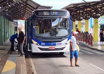 Falhas mecânicas em ônibus reacendem críticas ao contrato emergencial do transporte público em Rio Branco