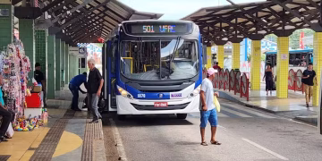 Falhas mecânicas em ônibus reacendem críticas ao contrato emergencial do transporte público em Rio Branco
