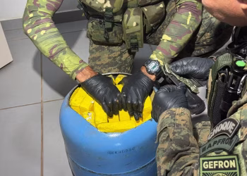 Jovem é presa com 22 quilos de cocaína escondidos dentro de botijão de gás no Acre