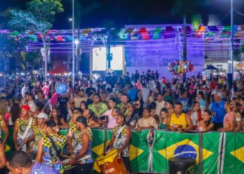 Rio Branco Folia: Sambase e 6 É D+ desfilam nesta terça e reforçam programação de encerramento
