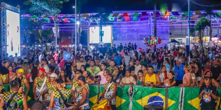 Rio Branco Folia: Sambase e 6 É D+ desfilam nesta terça e reforçam programação de encerramento