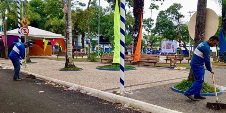 Equipe com 50 servidores atua na limpeza da cidade após folias de Carnaval