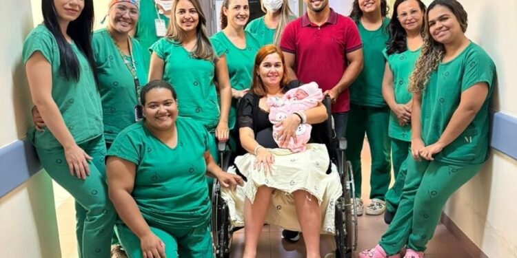 Coincidência rara marca nascimento de bebê no mesmo dia do aniversário dos pais em família acreana