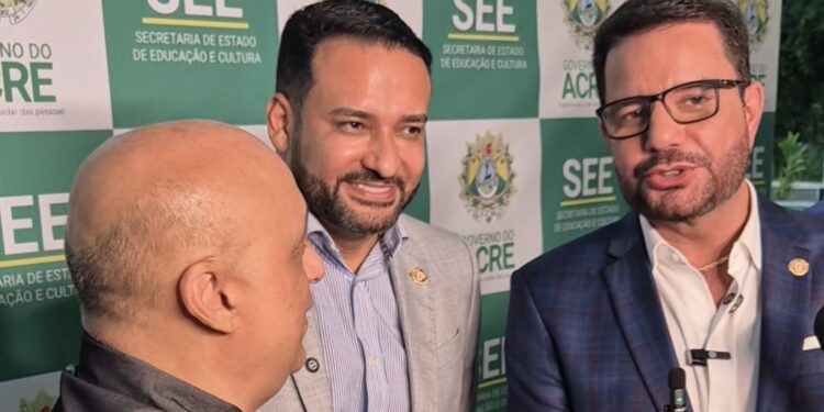 O governador do Estado do Acre Gladson Cameli e o secretário Estadual de Educação Aberson Carvalho, empossam mais de 500 servidores concursados da Educação em solenidade no Teatro da Ufac