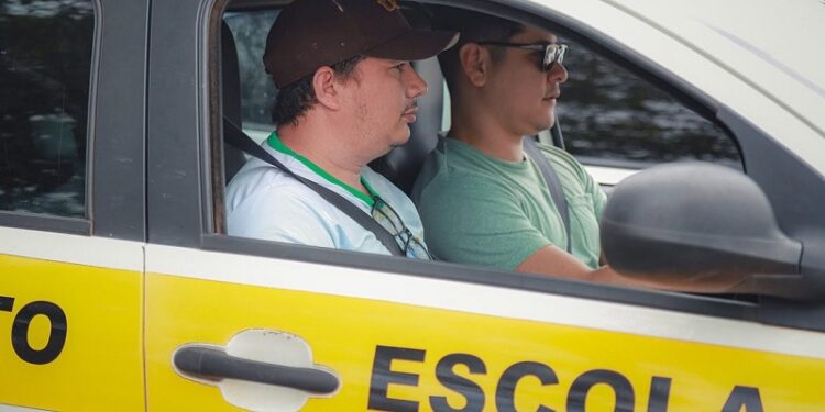 Exame prático de direção passa por mudanças e deixa de exigir balizamento no início da prova no Acre