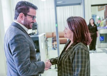 O governador do Estado do Acre, o sempre simpático e atencioso, Gladson Cameli, fez uma visita institucional a presidente do TCE, Dulce Benício