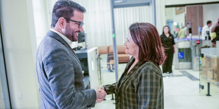 O governador do Estado do Acre, o sempre simpático e atencioso, Gladson Cameli, fez uma visita institucional a presidente do TCE, Dulce Benício