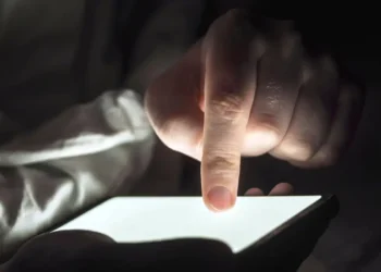 Conteúdos falsos criados com IA mais que triplicam entre 2024 e 2025