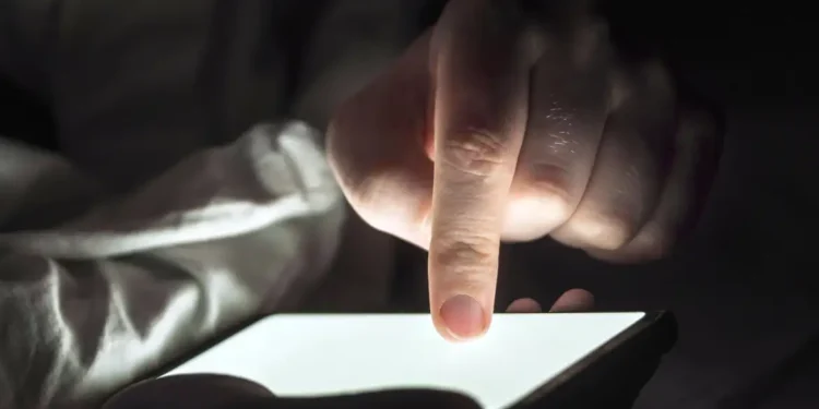 Conteúdos falsos criados com IA mais que triplicam entre 2024 e 2025