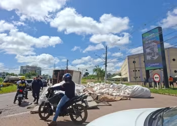 Carreta carregada com 24 toneladas de açúcar tomba na BR-364 em Rio Branco
