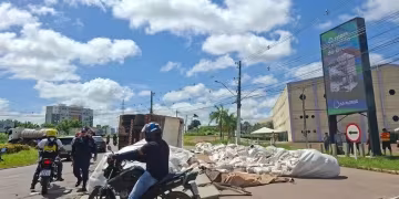 Carreta carregada com 24 toneladas de açúcar tomba na BR-364 em Rio Branco